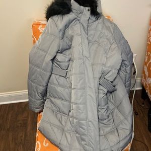 Women’s 2X gray puffer jacket with hood. Black inner lining.